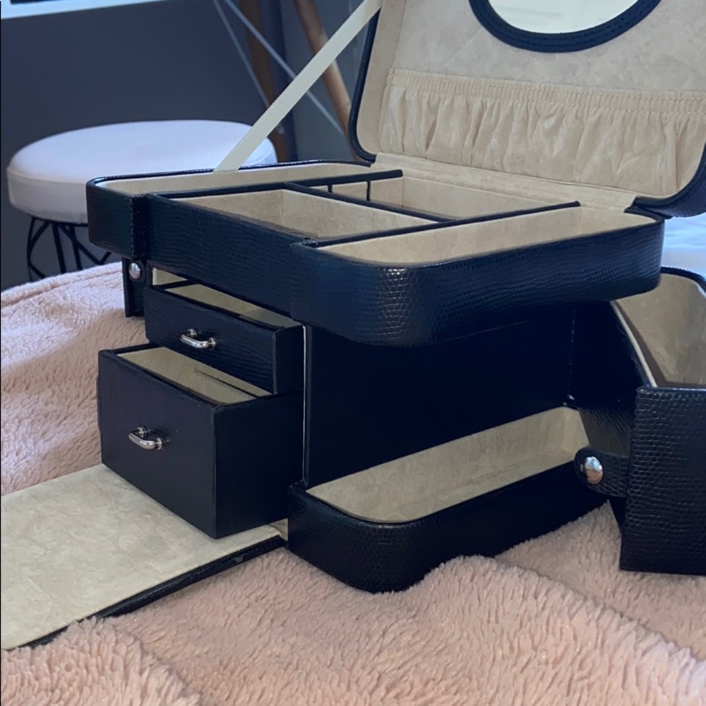 Elegant Black Jewelry Organizer